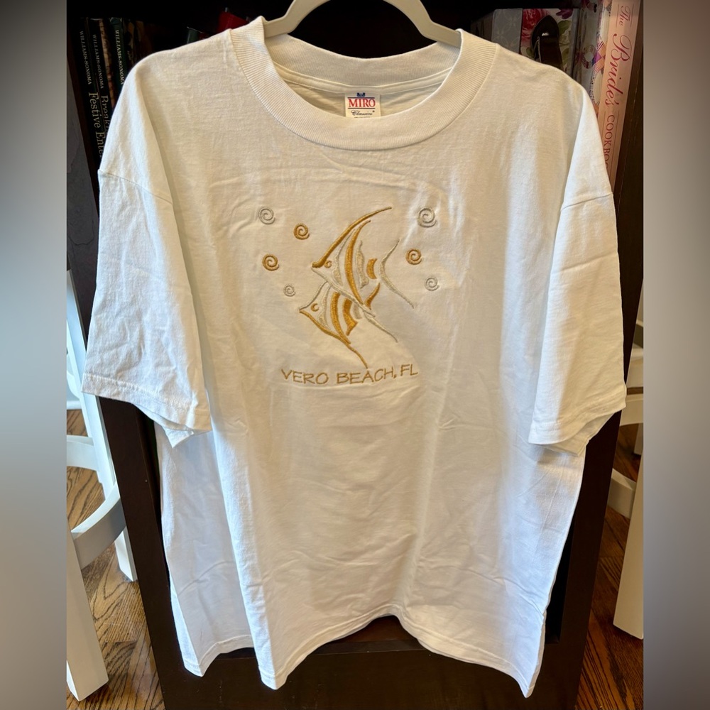 VTG Vero Beach Florida Embroidered Fish Short Sleeve T-Shirt in White